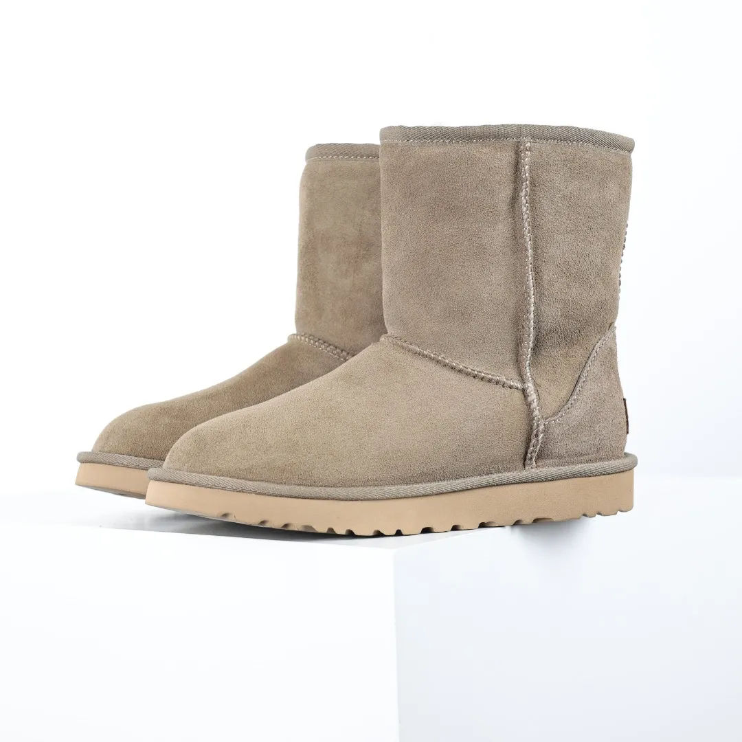 Pick up locally 💰600 Core recommended good price Cashmere insoles are a very suitable choice for keeping warm in winter and at home. In the new year, uug launched a series of styles, which are partially geared towards the preferences of young consumers and have also moved to the forefront of fashion trends. Shoe body material Water-repellent coated suede upper 17mm UGGPURE™ implanted wool insole Lightweight non-slip comfortable rubber outsole With brand LOGO Trademark Comes with a full set of packaging Size: 35 36 37 38 39 40